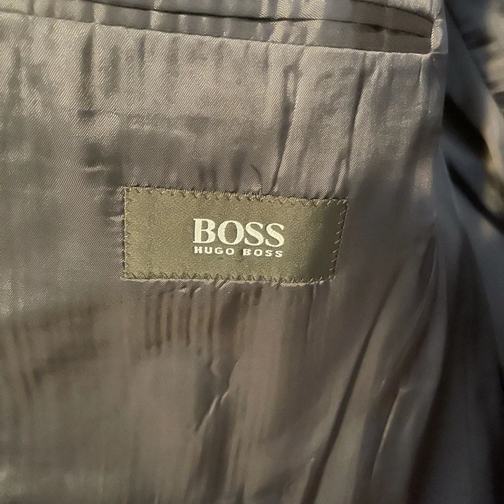 Vintage Hugo Boss wool suit. 44L. Charcoal Blue. Excellent condition. - Picture 4 of 12